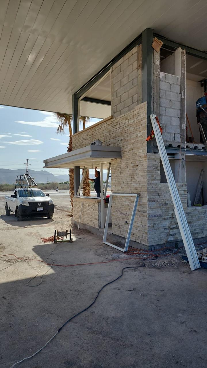 Instalación de fachada estructural de cristal templado en obra