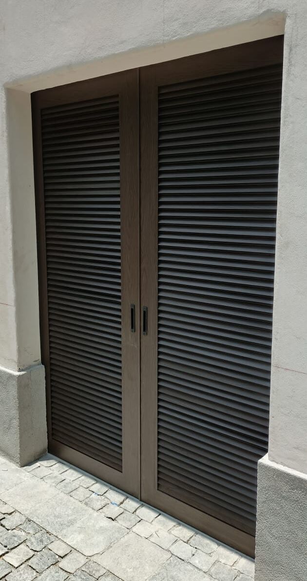 Puertas de diversos acabados en cristal templado y aluminio